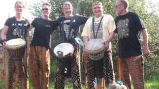 Gruppenfoto der Trommelgruppe ABOROMA